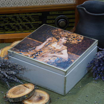 KWADRATOWA SKRZYNKA KOBIETA W BUDUARZE