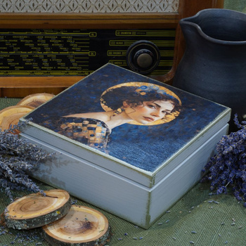 KWADRATOWA SKRZYNKA KSIĘŻYCOWA KOBIETA